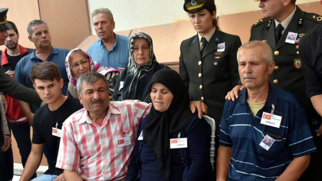 Pençe şehidi son yolculuğuna uğurlandı... Babaya son bakış 13